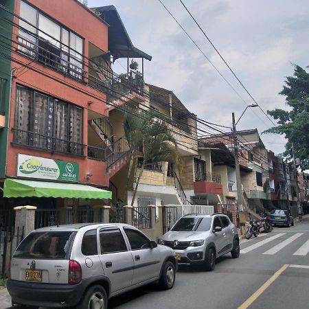 La Comunita-Cinema Hostel Medellin Exterior photo