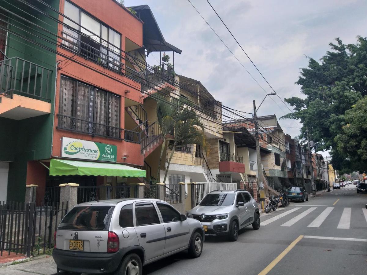 La Comunita-Cinema Hostel Medellin Exterior photo